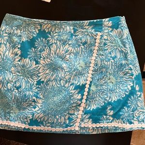 Lilly Pulitzer skort in Ariel Blue Lion Around the Sun.
